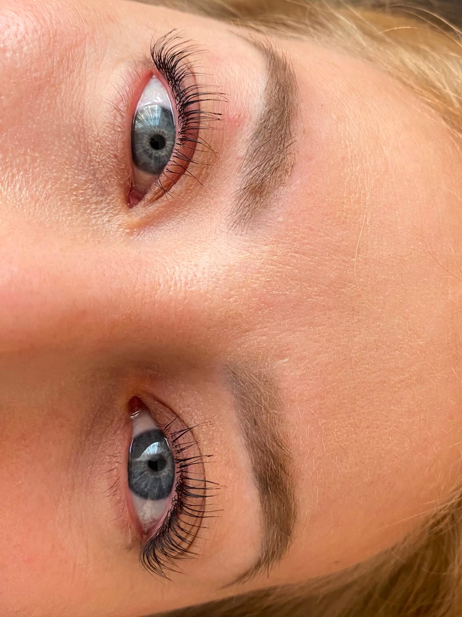 Close-up of perfectly lifted natural lashes